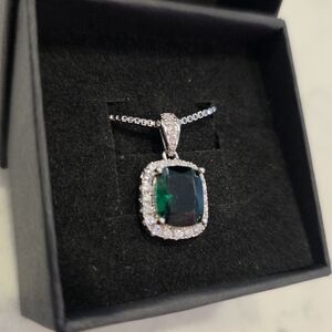Elegant Emerald Green Pendant White Silver Plated Necklace NEW!